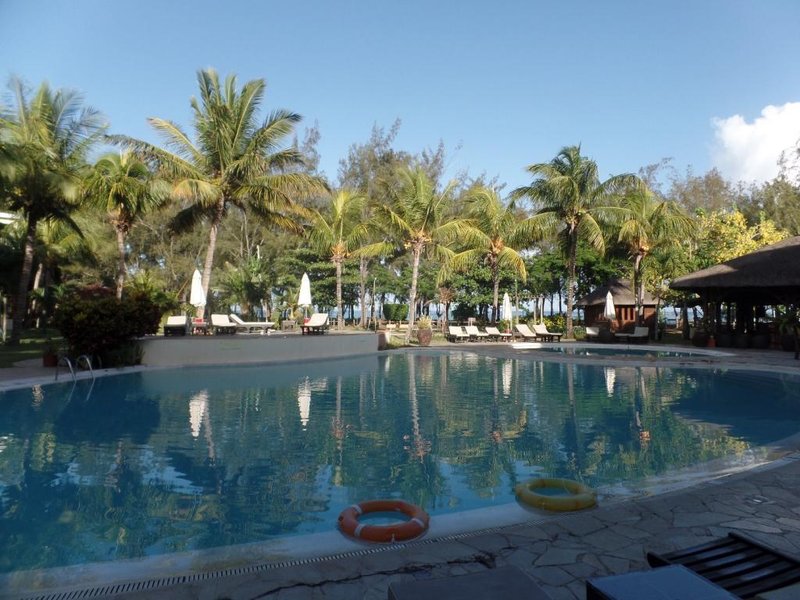 Otoczony palmami kokosowymi hotelowy basen