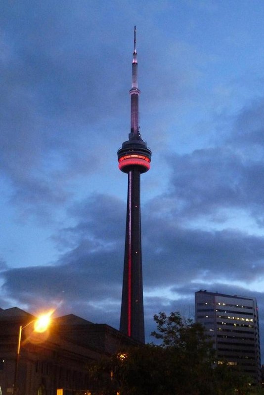 Toronto 2012: Wieża CN Tower (od Canadian National Railways) wieczorem.