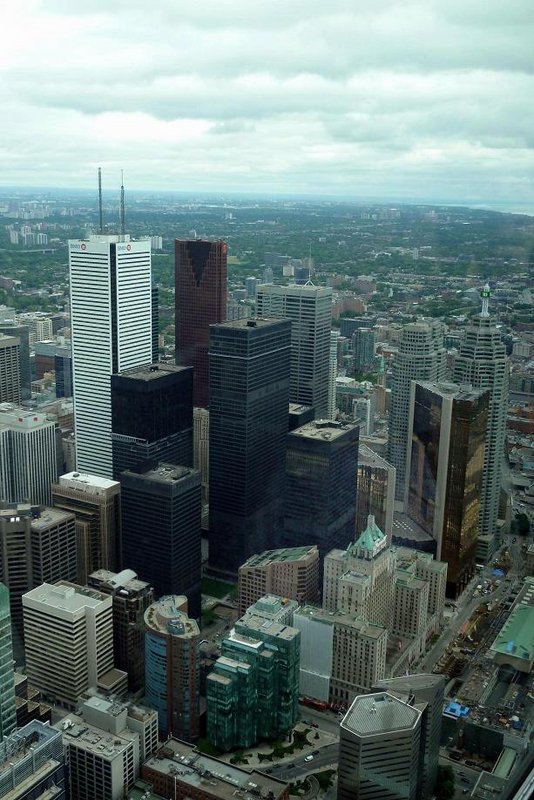 Toronto 2012: Widok z wieży CN Tower na Centrum Finansowe miasta.