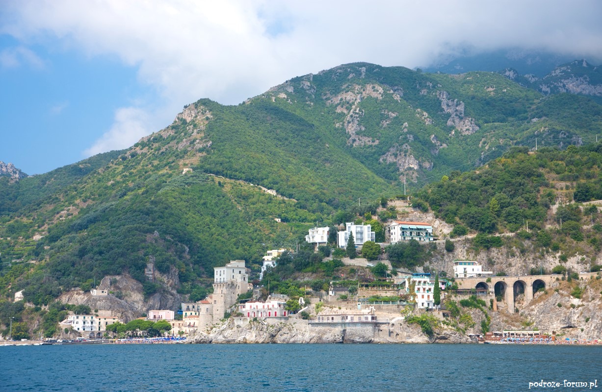 Widok po opuszczeniu Salerno na pierwszą wioskę Vietri sul Mare