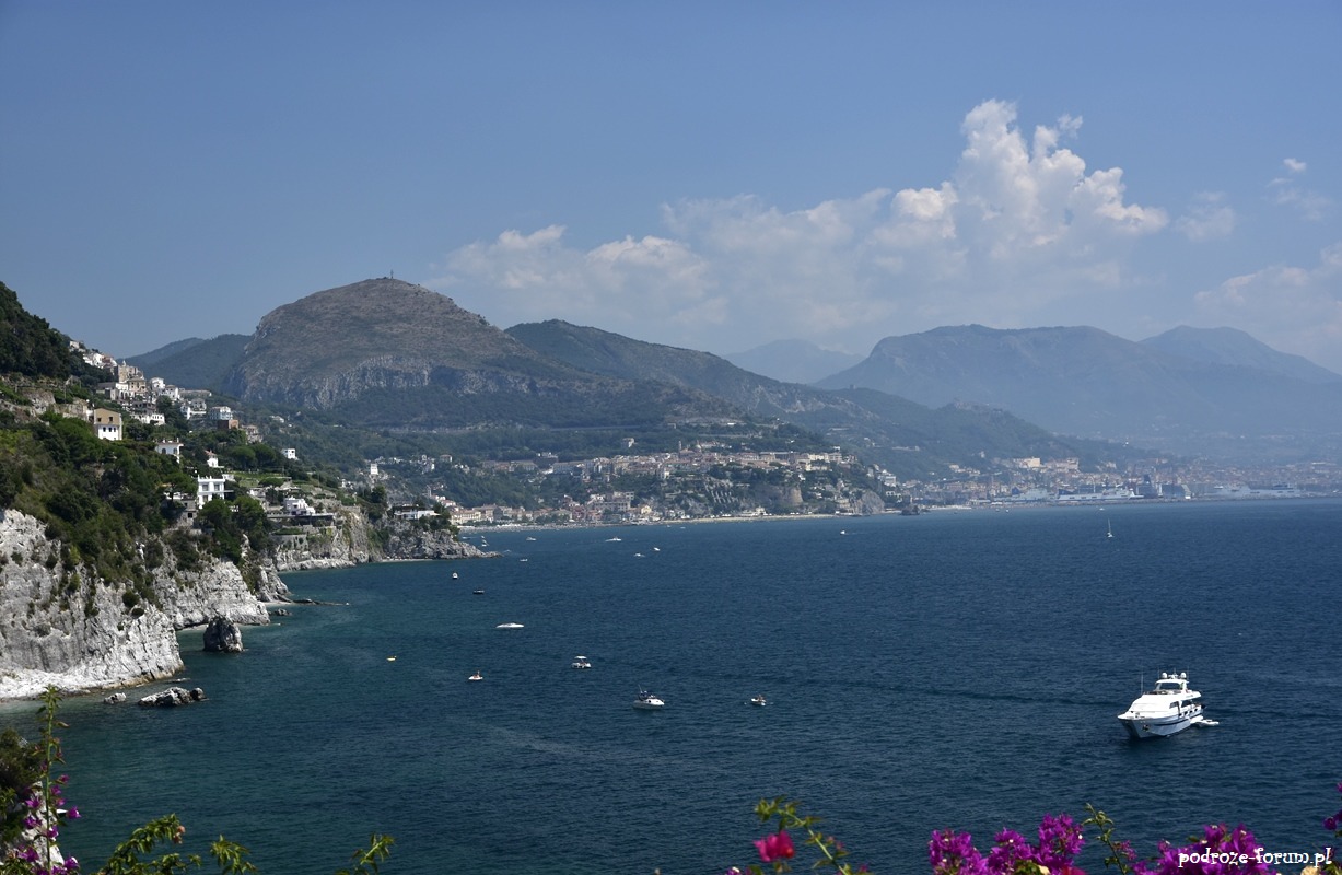 Widok na Cetare oraz na wybrzeże Amalfi z Wieży