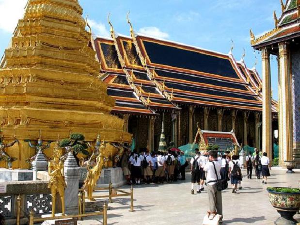 Bangkok'09: Pagody buddyjskie na terenie kompleksu Wielkiego Pałacu Królewskiego i świątyń Wat Phra Kaew (Szmaragdowego Buddhy).