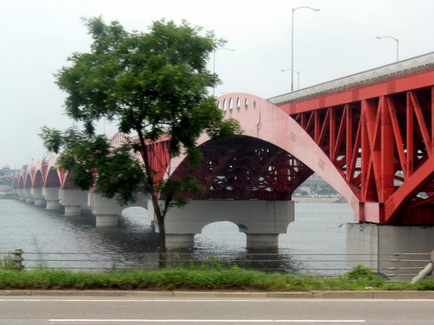 Seul. Jeden z wielu ciekawych mostów przez rzekę Han