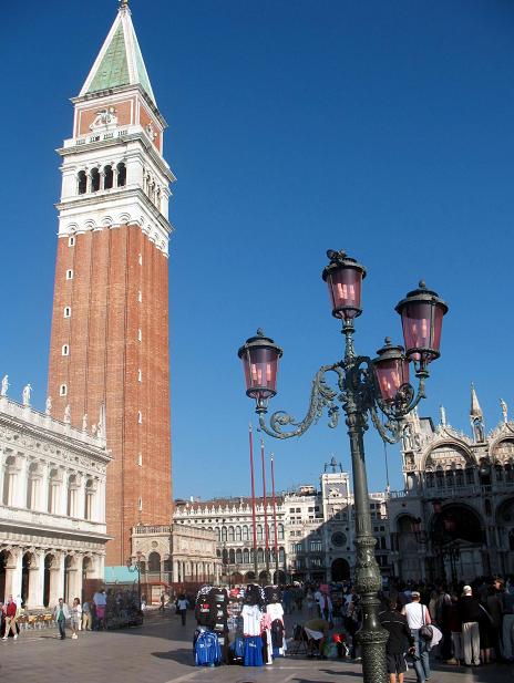 Wenecja 2010: San Marco Campanile czyli wieża dzwonów na Placu Św. Marka. Podobno z jej szczytu rozciąga się wspaniały widok na miasto, ale mi już czas nie pozwolił wchodzić na nią.