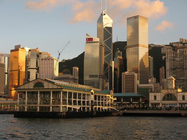 Hong Kong 2009: Odpływamy z &quot;downtown&quot; na wyspę Hong Kong Island. W tle, za budynkami przystani, wieżowce centrum biznesu. Tu grunt pod taki wieżowiec jest chyba najdroższy w całej Azji.