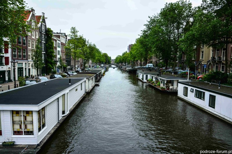 A to nieco tańsza wersja noclegowa, choć akurat te pływające domy należą do mieszkańców Amsterdamu. Swoją drogą ciekawe co by zrobili jak dom zacznie przeciekać.